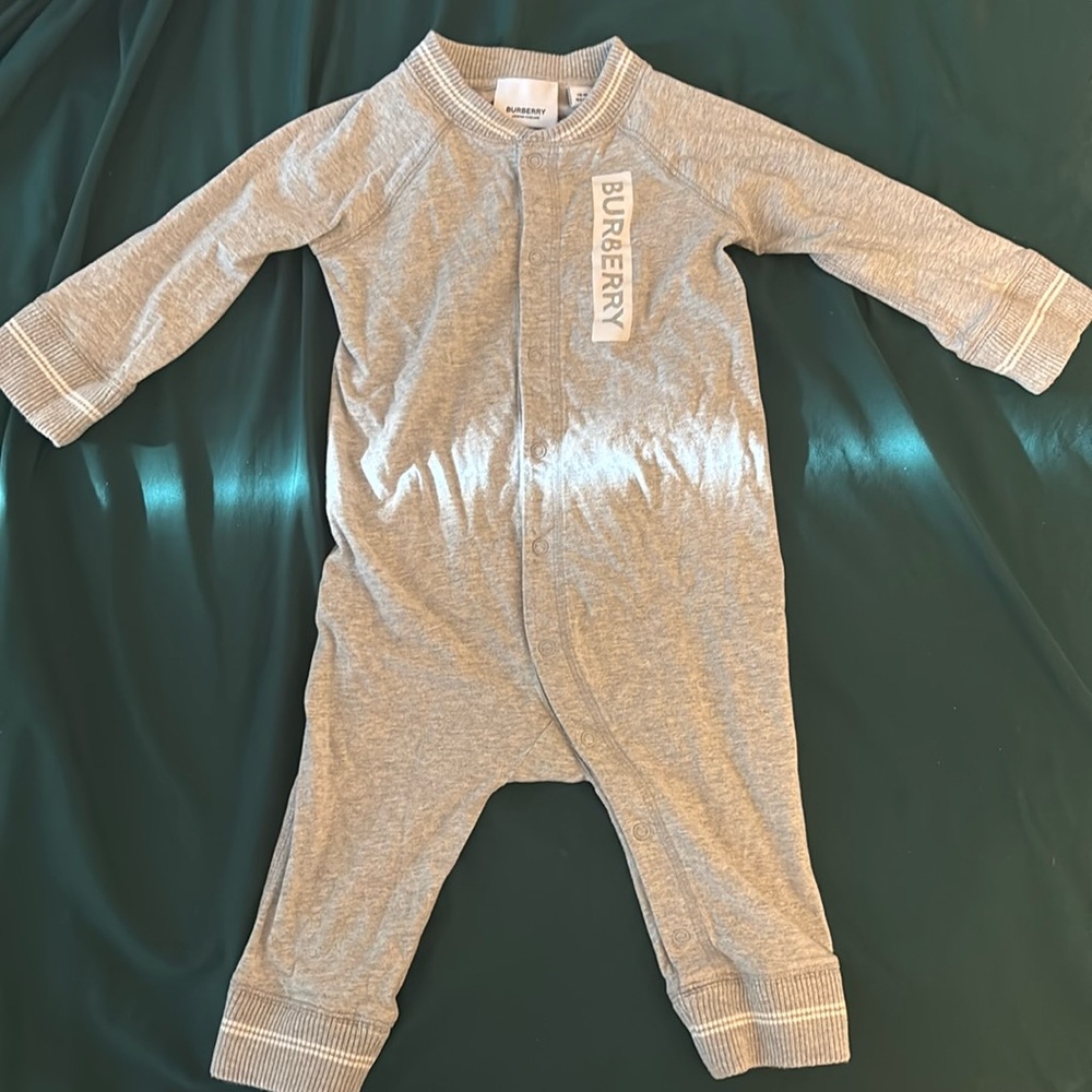 Burberry baby onesie size 18 month worn once
Color: Gray and White
